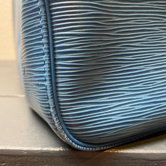 SOLD!! 🎉Louis Vuitton Speedy 30 Shoulder Bag Blue Epi Leather - Picture 15 of 15